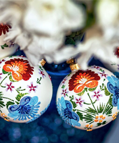 Lowicz paper-cut white  04 24