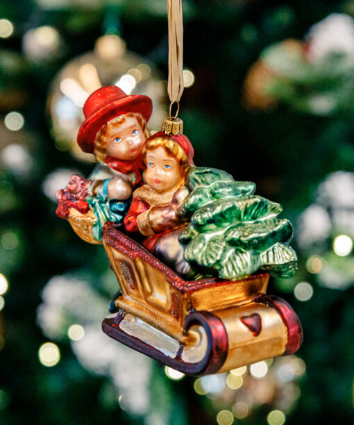 Victorian Collection - Kids with sled 1k0a0692