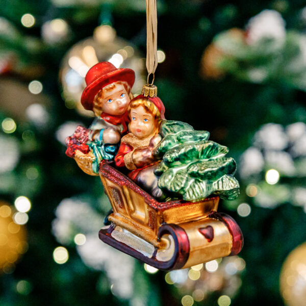 Victorian Collection - Kids with sled 1k0a0692