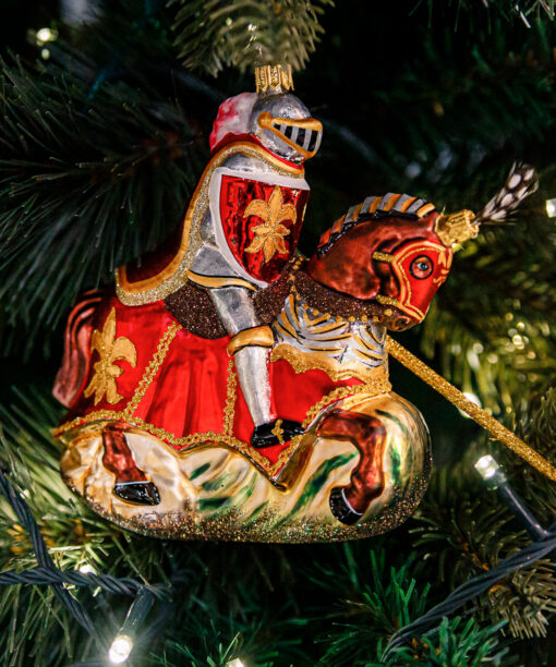 Knight on a horse - red  1k0a3828