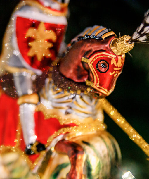 Knight on a horse - red  1k0a3829