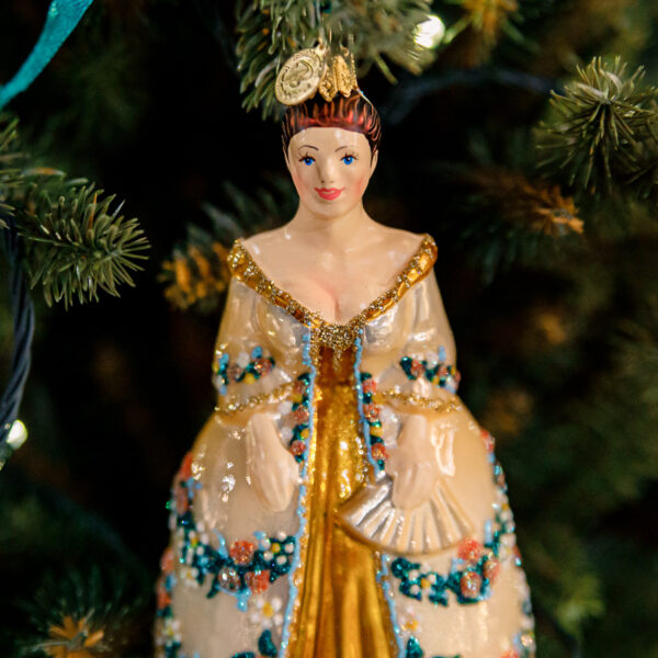 Lady in ivory 1k0a4057