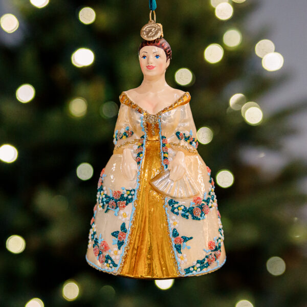 Lady in ivory 1k0a4121