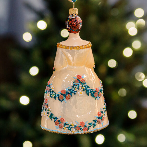Lady in ivory 1k0a4123