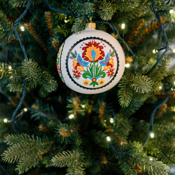 Delicate Bauble with Lowicz Paper Cutout motif 1k0a4324