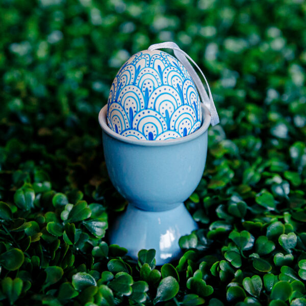 Easteregg in egg holder - Easteregg with white&blue 1k0a7500