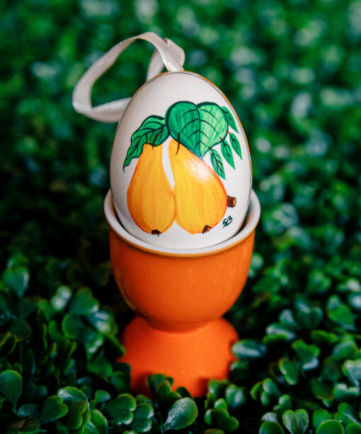 Easteregg in egg holder - Easteregg with a pear 1k0a7501