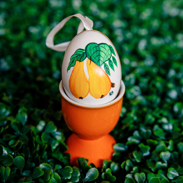 Easteregg in egg holder - Easteregg with a pear 1k0a7501