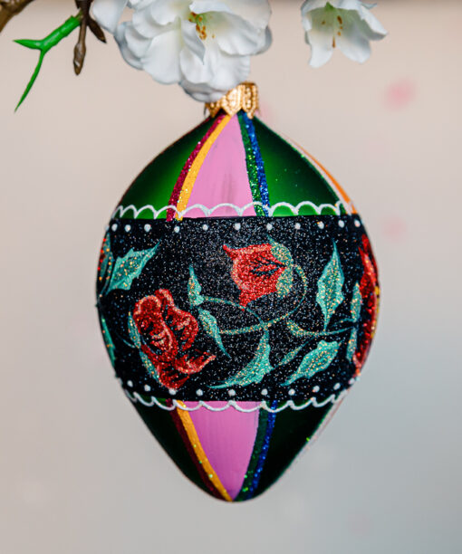 Lowicz pattern on egg 1k0a7541