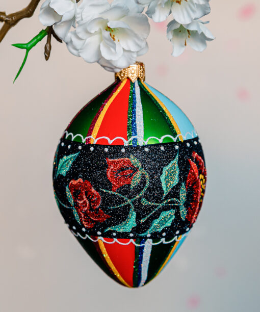 Lowicz pattern on egg 1k0a7542