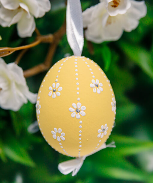 Pastel easter egg - yellow with daisies & dots 1k0a7743