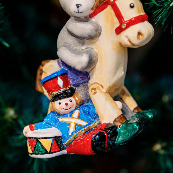 Brave teddy bear on a hobbyhorse 1k0a7933