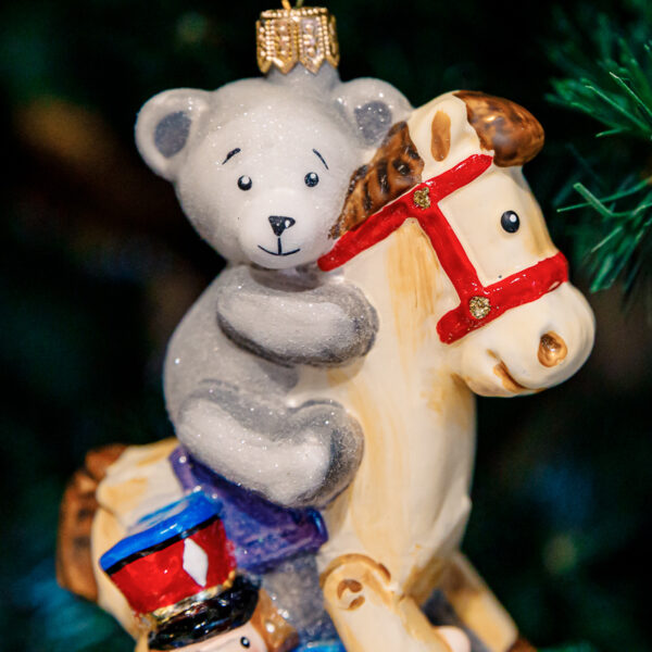Brave teddy bear on a hobbyhorse 1k0a7934
