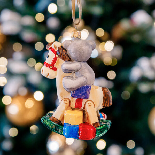 Brave teddy bear on a hobbyhorse 1k0a7979