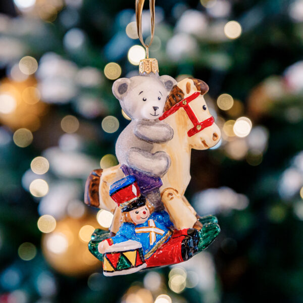 Brave teddy bear on a hobbyhorse 1k0a7981
