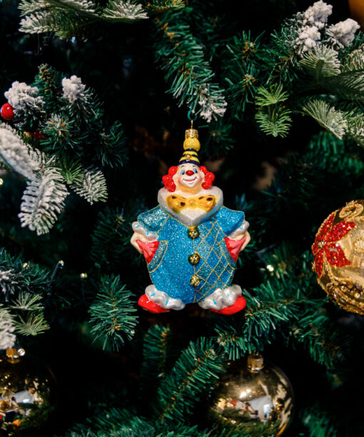 Clown with a bow  1k0a9795