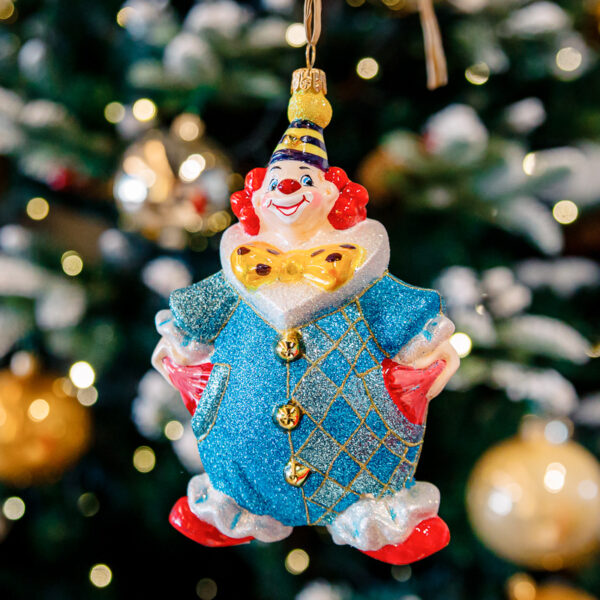 Clown with a bow 1k0a9847