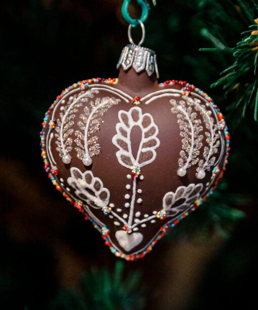 Gingerbread heart with ear  1k0a8888