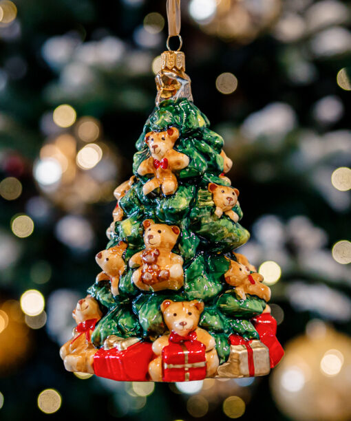 Festive Christmas tree with teddy bears  1k0a9005