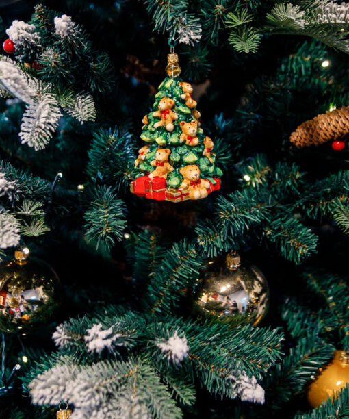 Festive Christmas tree with teddy bears  1k0a9024