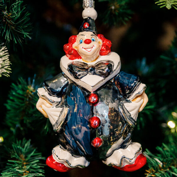 Black clown with a bow 1k0a9854