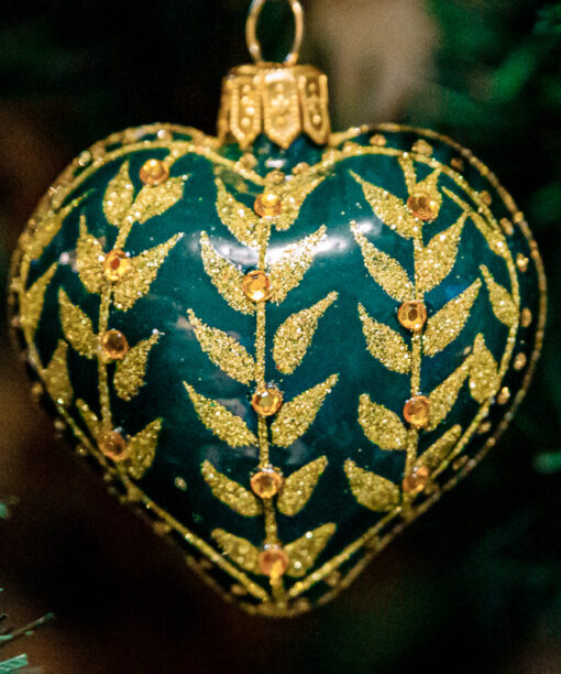 Heart - Leaves on green  1k0a3400