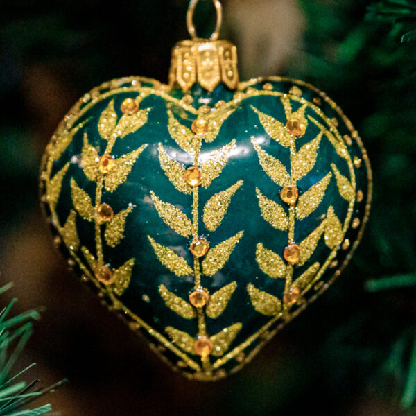 Heart - Leaves on green 1k0a3400