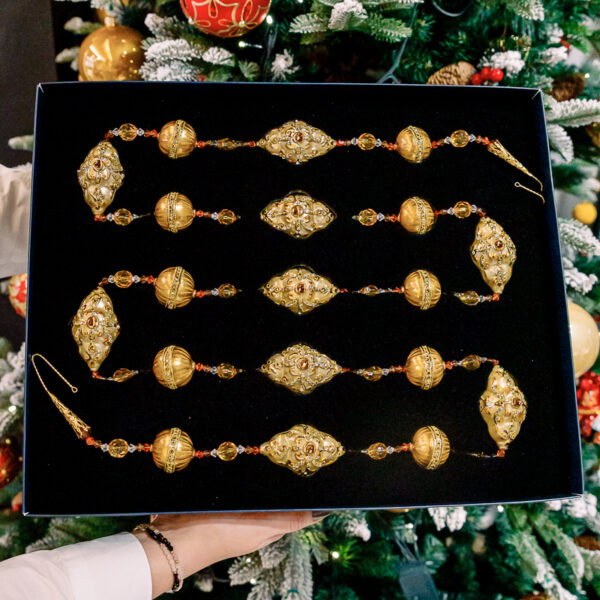 Golden chain for the Christmas tree 1k0a3607