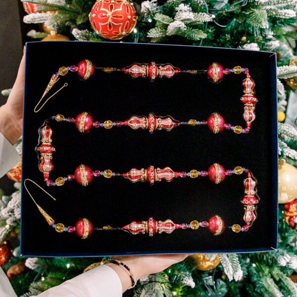 Red chain for the Christmas tree 1k0a3608