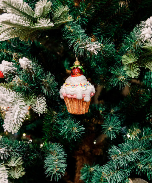 Cupcake with frosting and strawberry  1k0a5916