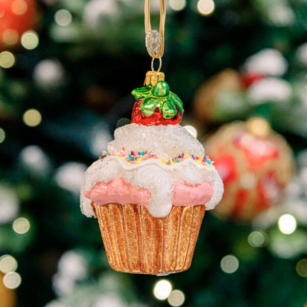 Cupcake with frosting and strawberry 1k0a5944