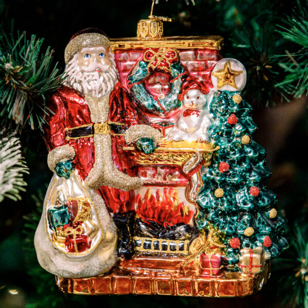 Fireplace with Santa Claus 1k0a5989