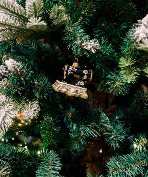 Retro sewing machine  1k0a6070