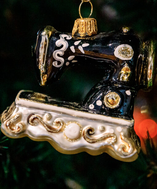 Retro sewing machine  1k0a6071