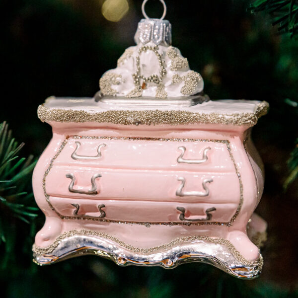 Pink shelf 1k0a6081