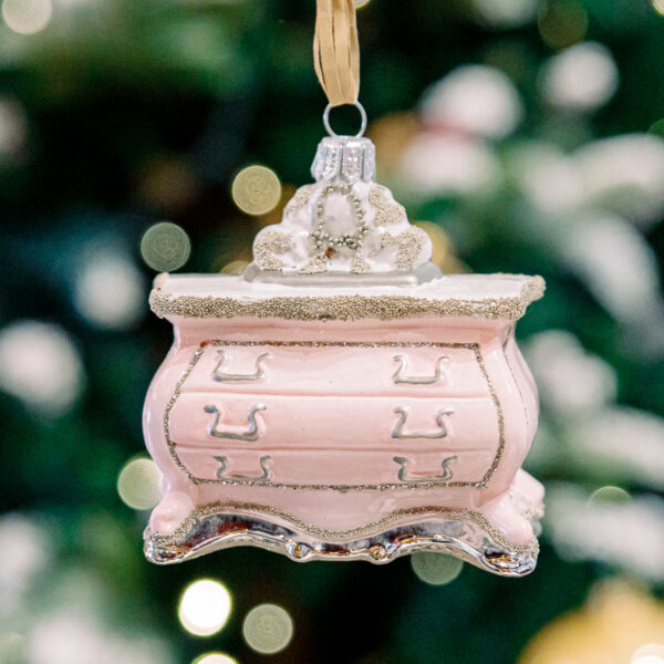 Pink shelf 1k0a6094