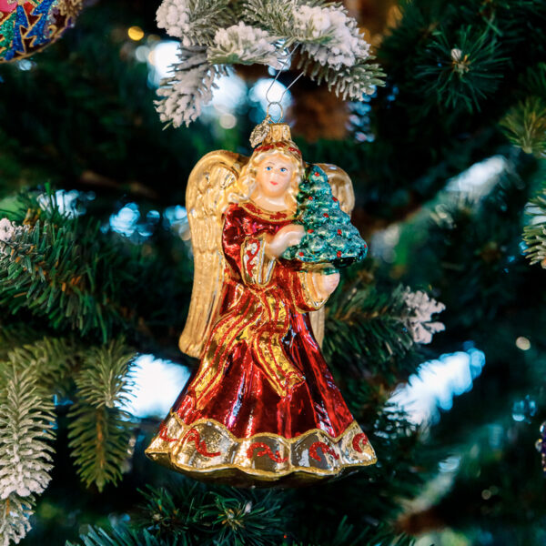 Burgundy angel with a Christmas tree 1k0a6571