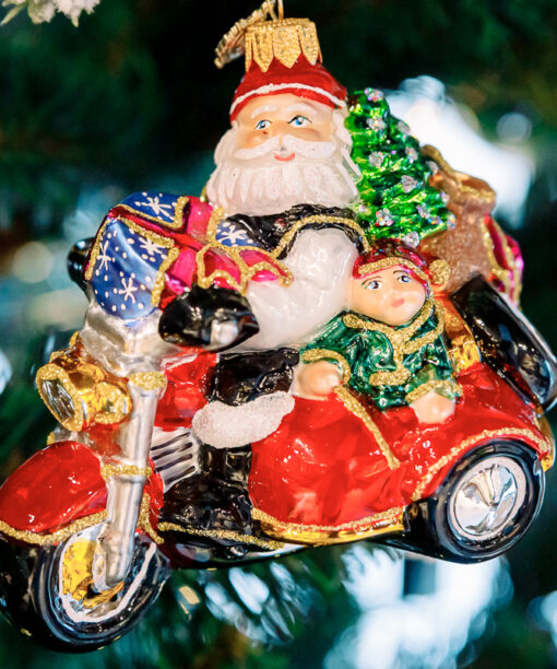 Santa on a motorcycle  1k0a6586