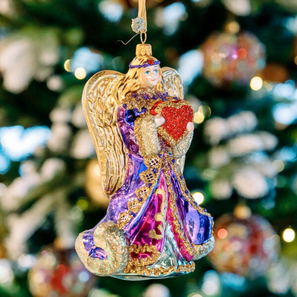 Burgundy angel with a Christmas tree 1k0a6757