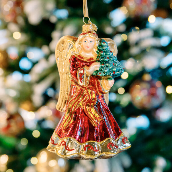 Burgundy angel with a Christmas tree 1k0a6766