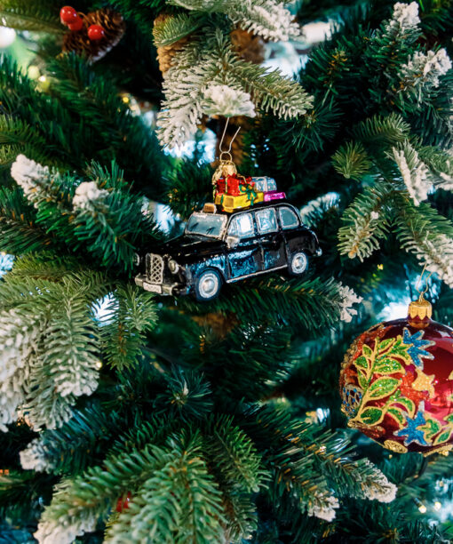 London cab with gifts  1k0a7375