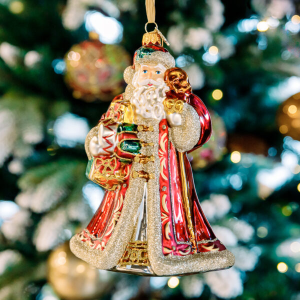 Santa Claus with gifts and a drum 1k0a7392