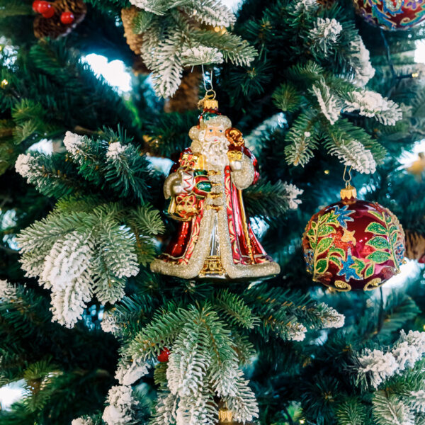 Santa Claus with gifts and a drum 1k0a7394