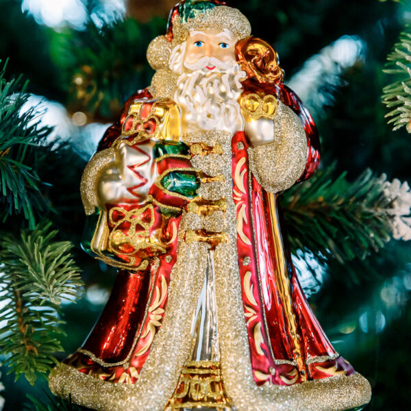 Santa Claus with gifts and a drum 1k0a7396