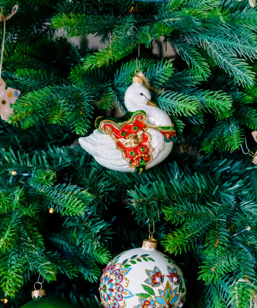 Swan with red ornaments 1k0a7432