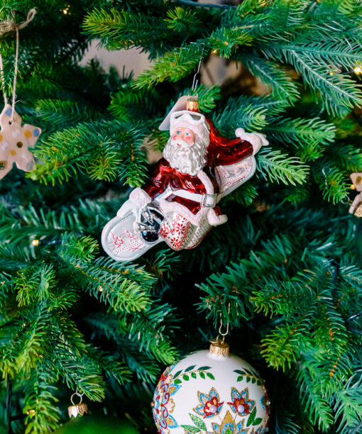 Santa on snowboard  1k0a7529