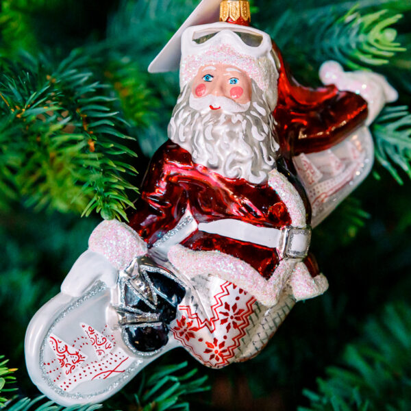 Santa on snowboard 1k0a7530