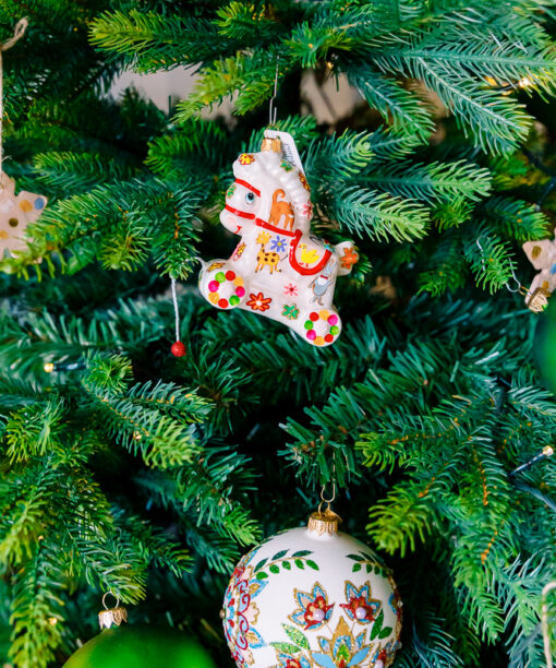 Rocking horse with flowers  1k0a7539