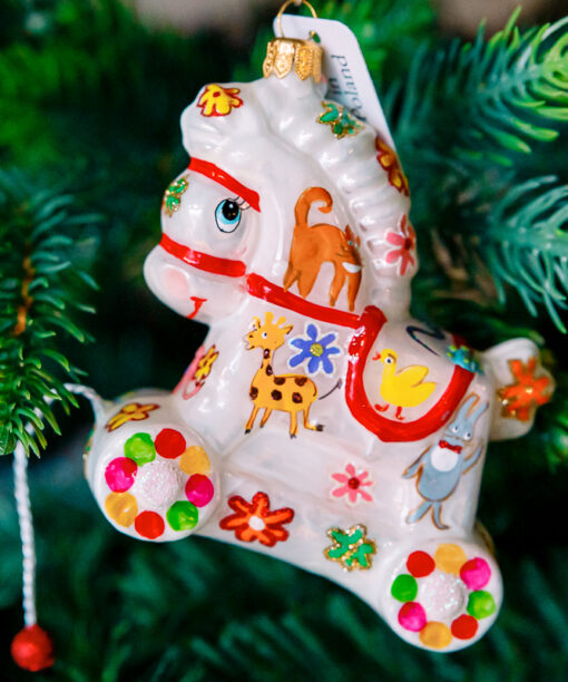 Rocking horse with flowers  1k0a7540