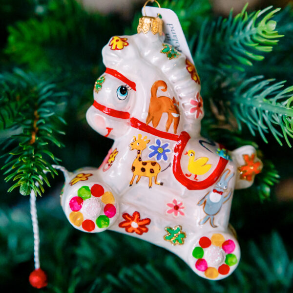 Rocking horse with flowers 1k0a7540